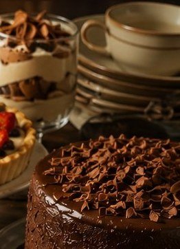 Bolo de chocolate com morangos